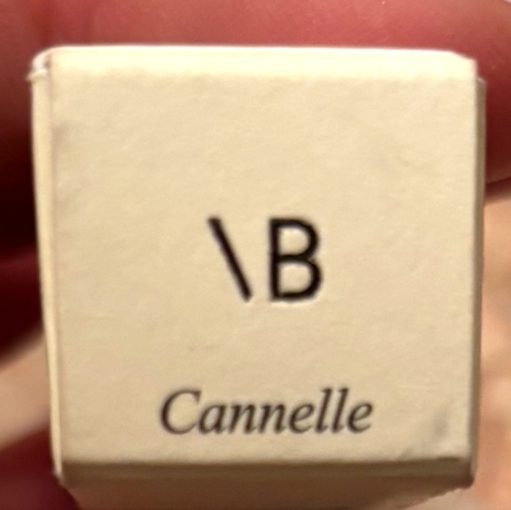 Victoria Beckham Posh balmPosh Balm Nourishing Lip Shine Cannelle - A sheer tan - Picture 6 of 9